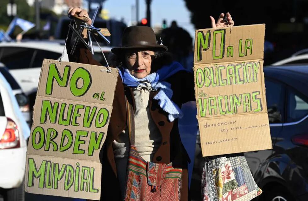 Manifestantes antivacunas  y anticuarentena (AFO)