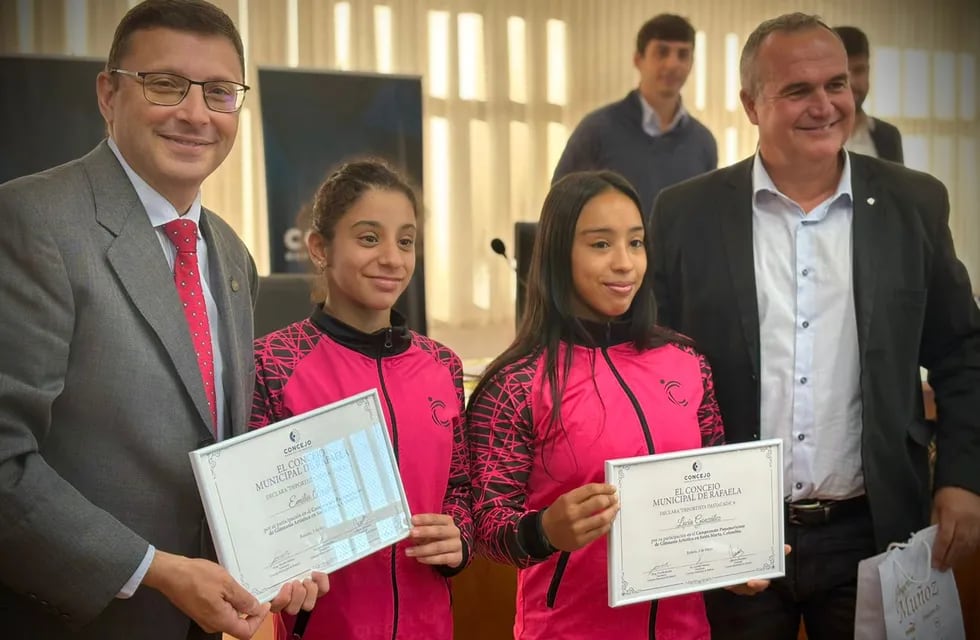 Emilia Acosta y Lucía Gonzalez, gimnastas del Crear Club, fueron distinguidas por el Concejo Municipal