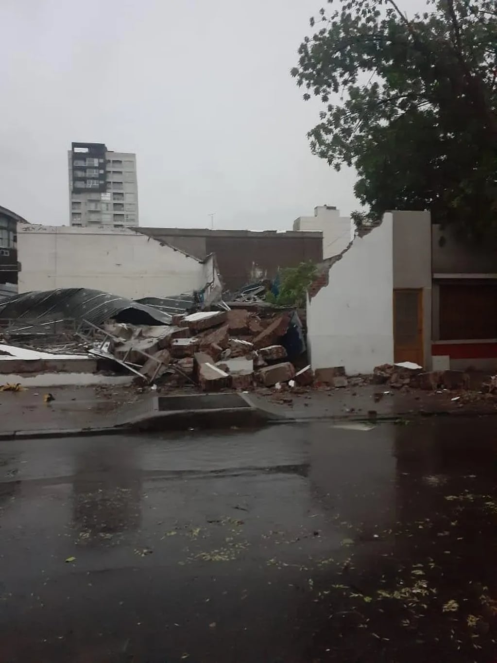 Fuerte temporal en Bahía Blanca dejó destrozos en la ciudad, varios heridos y evacuados. - Gentileza