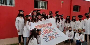 Egresados del ciclo primario de la Escuela Bernardo Quiroga de San Carlos.