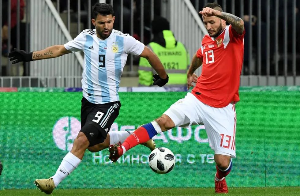 Argentina's Sergio Aguero (L) and Russia's defender Fedor Kudryashov vie for the ball during an international friendly football match between Russia and Argentina at the Luzhniki stadium in Moscow on November 11, 2017. / AFP PHOTO / Kirill KUDRYAVTSEV
