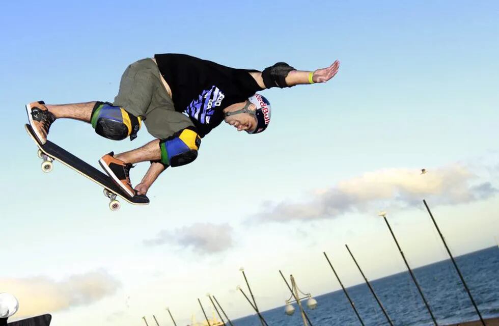 Skateboarder Tony Hawk performs during the Tony Hawk and Friends European Skateboarding Tour in Brighton southern England, July 21, 2010.  REUTERS/Luke MacGregor (BRITAIN - Tags: SOCIETY IMAGES OF THE DAY) inglaterra Tony Hawk skateboard torneo de skateboard por europa
