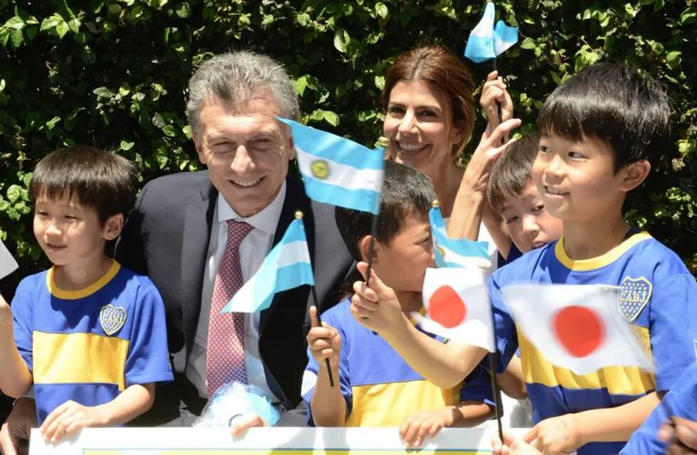 DYN10, TOKIO 20/05/2017, EL PRESIDENTE MAURICIO MACRI Y LA PRIMERA DAMA, JULIANA AWADA, SALUDARON HOY A UN GRUPO DE CHICOS QUE ASISTEN A LA ESCUELA DE Fu00daTBOL BOCA JAPu00d3N, EN LA PUERTA DEL HOTEL PALACE TOKIO.rnFOTO: DYN/PRESIDENCIA. tokio japon mauricio macri juliana awada visita oficial del presidente argentino mandatario argentino visita varios paises de asia presidente primera dama con alumnos de la escuela de futbol boca juniors