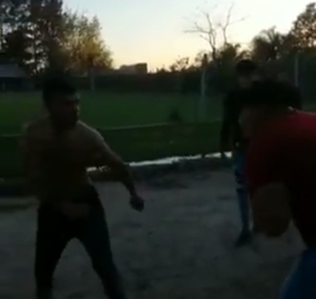 El momento de la pelea entre Milton Aranda y su agresor. (Captura de pantalla).