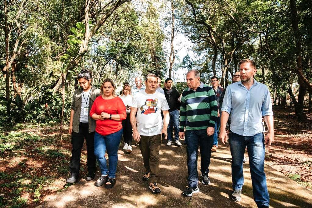 Posadas: autoridades visitaron las nuevas obras del Jardín Botánico, entre ellos el gobernador de Mnes y el intendente de Posadas