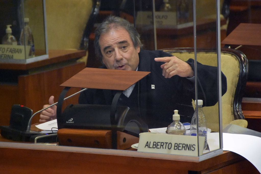 El diputado Alberto Bernis y demás miembros del bloque de la UCR impulsan una ley para el "uso correcto del idioma español" en el ámbito educativo de Jujuy.