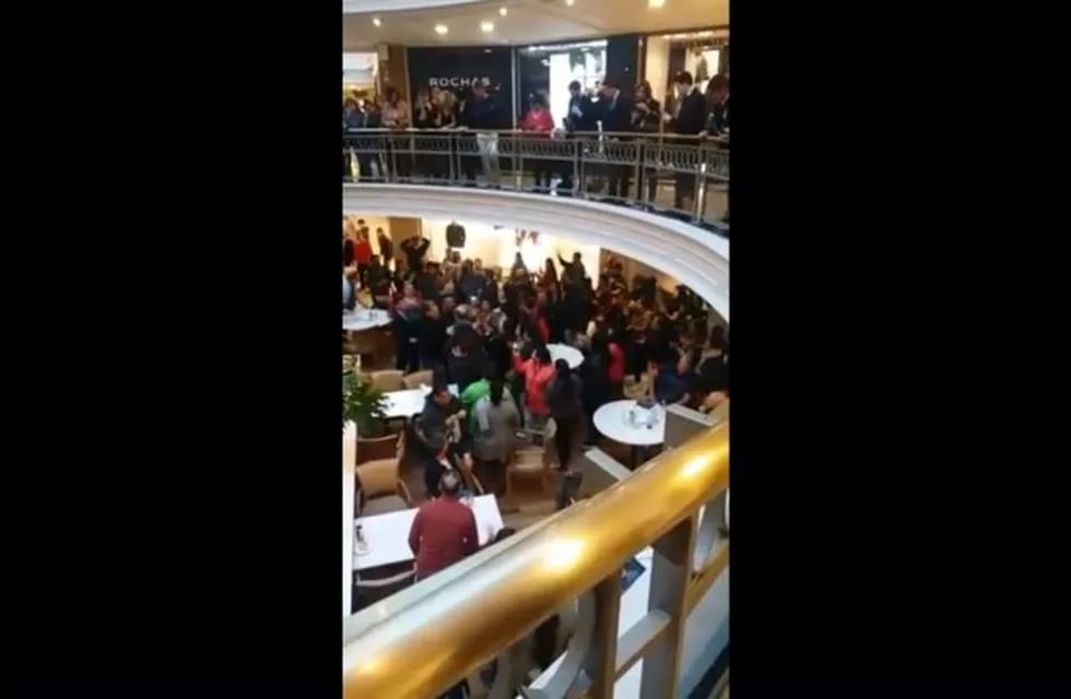 Militantes de la CTEP coparon shoppings de la Ciudad para reclamar la emergencia alimentaria. (Captura de video)