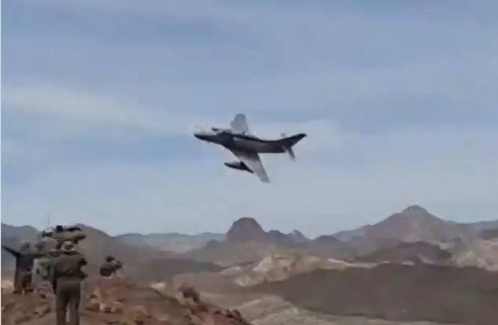 Aeronaves A-4 AR Fightinghawk y IA-63 Pampa II realizaron un impactante ejercicio de tiro en Mendoza.