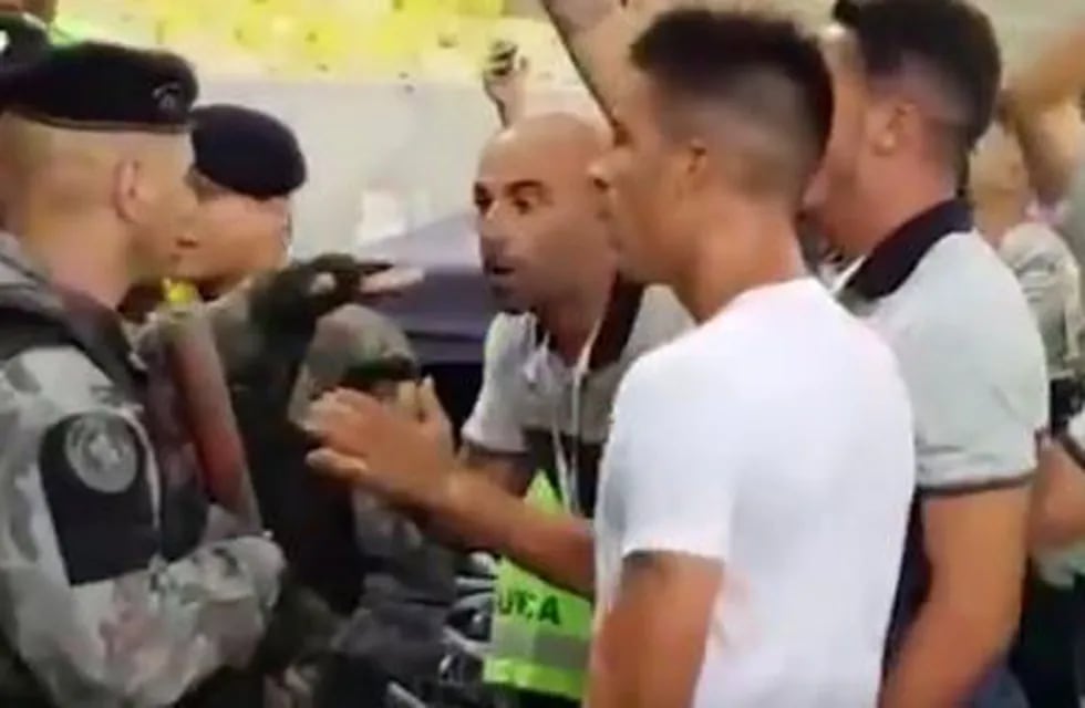 Leandro Fernández se cruzó con la policía brasileña para defender a la gente de Independiente en las tribunas del Maracaná.