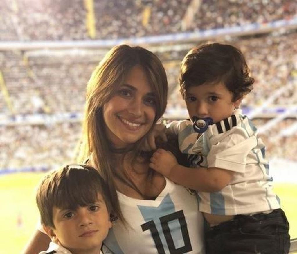 Antonela Roccuzzo junto a sus hijos Thiago y Mateo Messi.