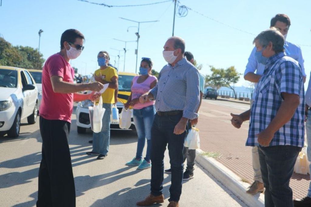 El intendente Lalo Stelatto entregó kits de higiene y prevención a los choferes de taxis de Posadas. (M. Pdas.)