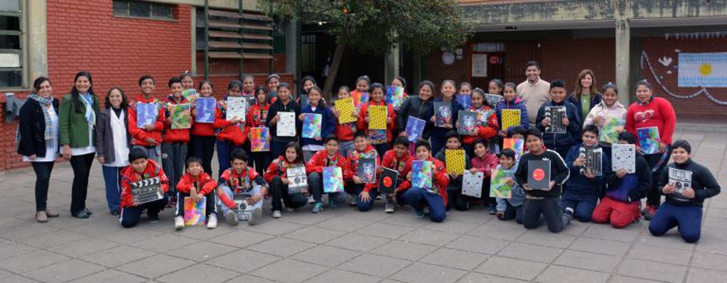 Un primer grupo de alumnos recibió los cuadernos, en el inicio de la campaña anual de entrega que realiza Ledesma.