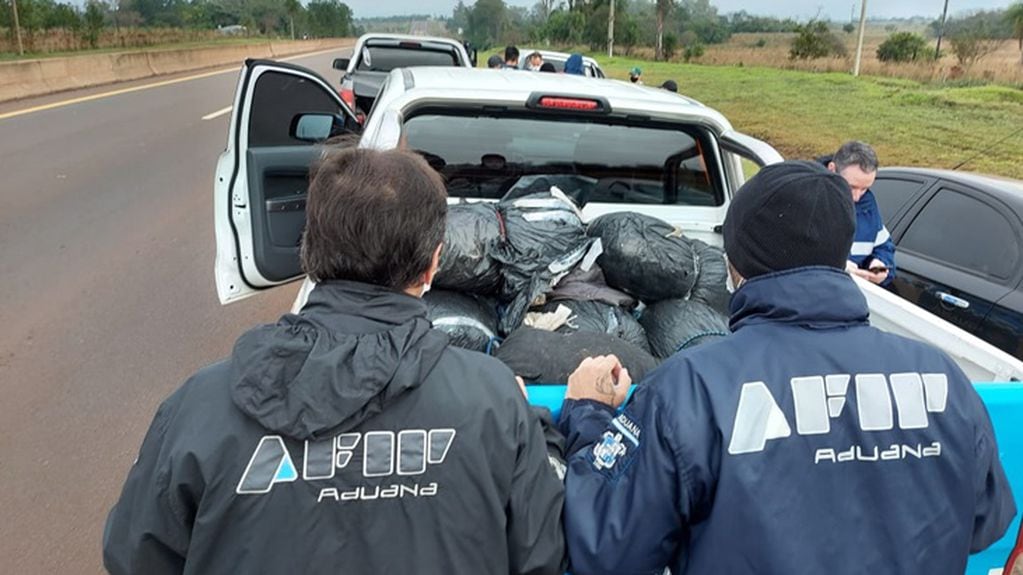 Gran golpe al contrabando de estupefacientes por parte de la Policía Federal y Aduana.