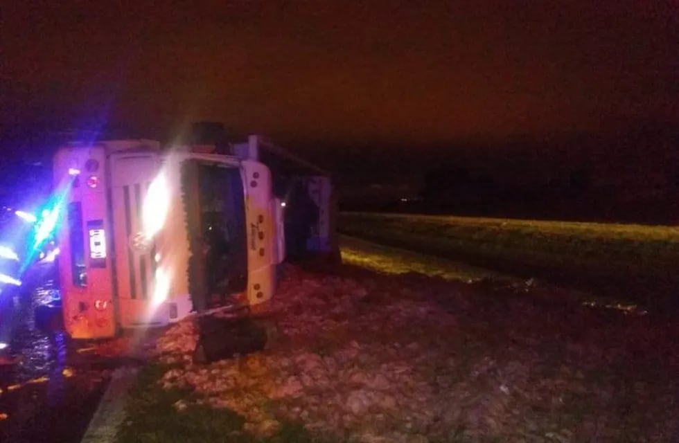 El camión volcó a la altura de Funes y su chofer terminó hospitalizado. (Ministerio de Seguridad)