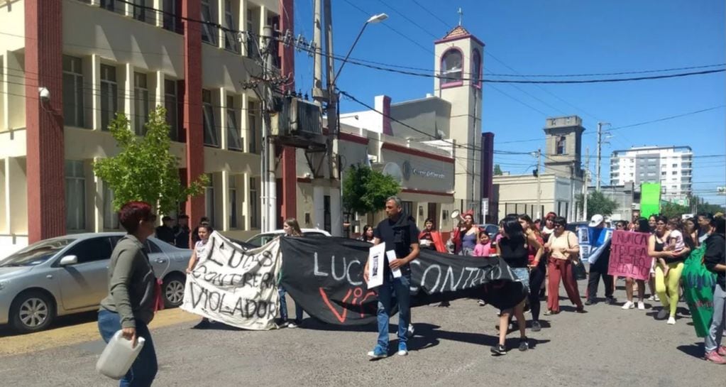 Familiares de las denunciantes marcharon luego de que le dieran prisión domiciliaria al presunto abusador de Puerto Madryn.
