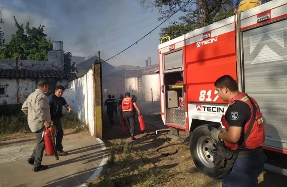 Bomberos en acción, en el incendio del ingenio La Esperanza, Jujuy