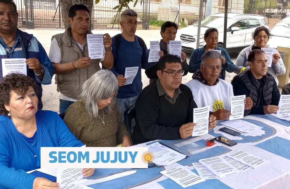 La dirigencia agrupada en la Intergremial Jujuy, en conferencia de prensa en la plaza Belgrano este lunes.