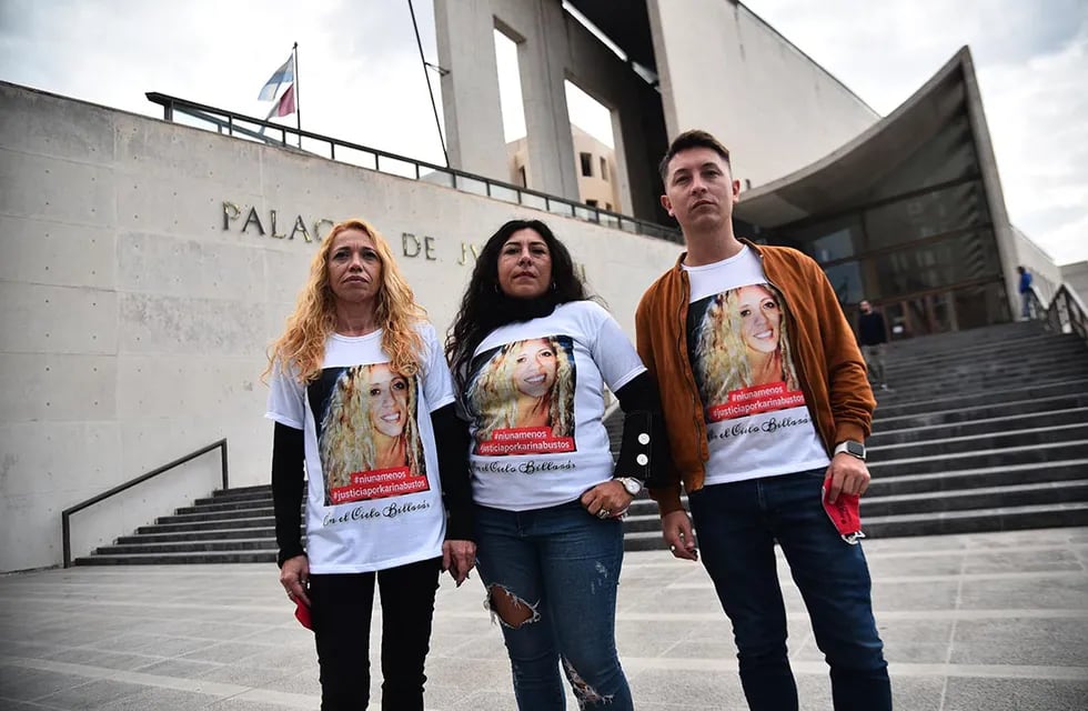 Familiares de Karina Bustos, victima de femicidio de 2020 en Tribunales II. (Pedro Castillo/la Voz)