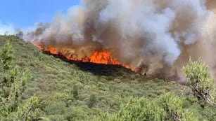 Un incendio de proporciones se desató en la tarde de este jueves en La Cumbre. (Foto gentileza La Nómina de La Cumbre)
