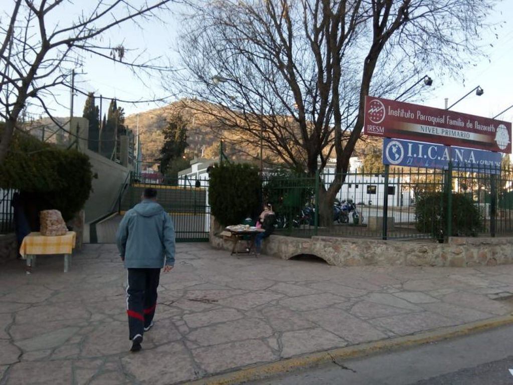 En el Colegio Parroquial y un clásico, la venta de pastelitos.