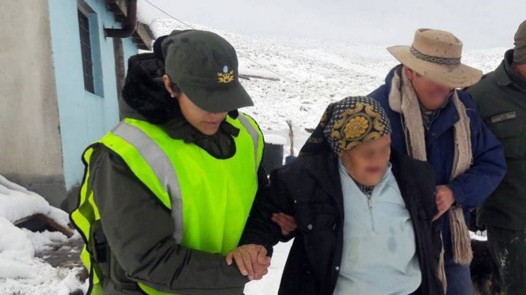 Por la nieve dos abuelos fueron rescatados en su vivienda en Chos Malal.