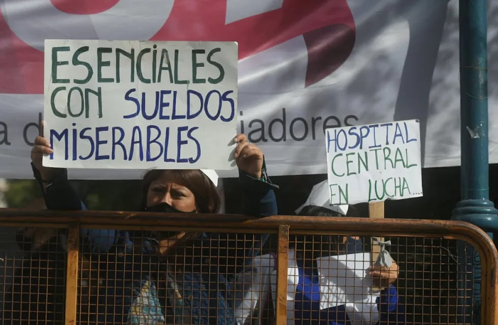 Los manifestantes reclamaron mejoras salariales y contra algunas políticas del Gobierno de Suarez. Ignacio Blanco/Los Andes