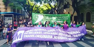 Mujeres rosarinas marcharon por el centro de la ciudad por el 8M