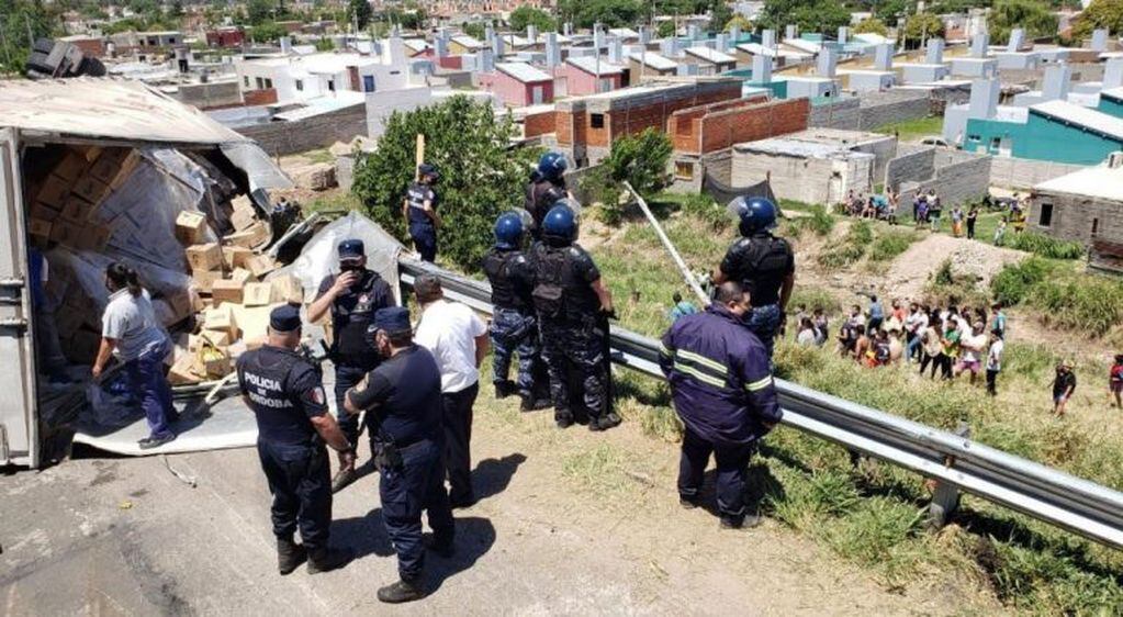 Saquearon a un camión en Córdoba (Ramiro Pereyra/La Voz).
