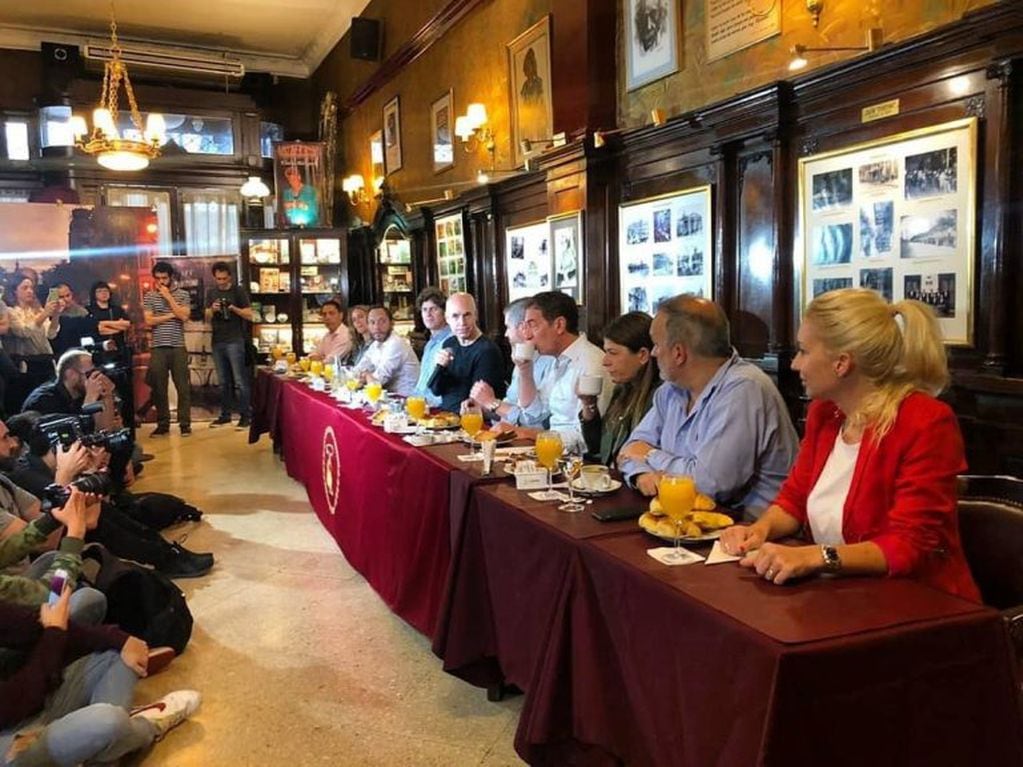 Referentes del oficialismo en el Café Tortoni (Foto: Twitter/edumacchiavelli).