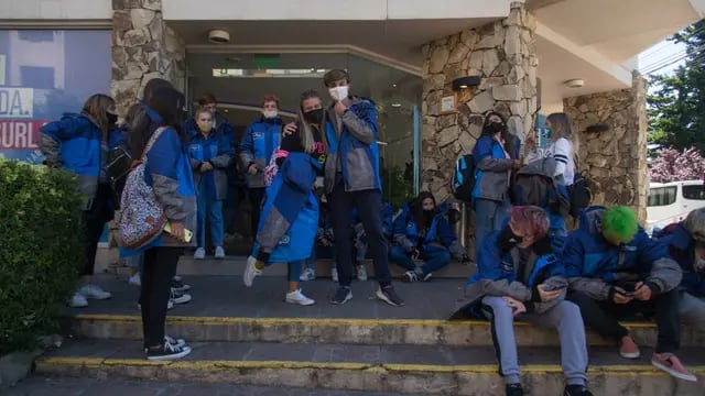 Tiraron a un egresado de un segundo piso de un hotel en Bariloche