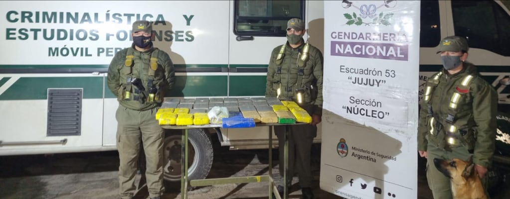 Personal del Escuadrón 53 "Jujuy" de GN, mientras se encontraba desplegado sobre la Ruta Nacional N° 34, a la altura del acceso al paraje San Juancito (departamento El Carmen), interceptaron un cargamento de cocaína.