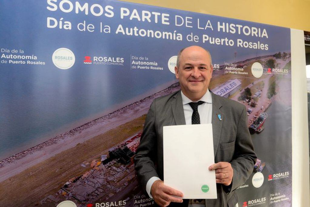 Mariano Uset con el Decreto de la Autonomía de Puerto Rosales