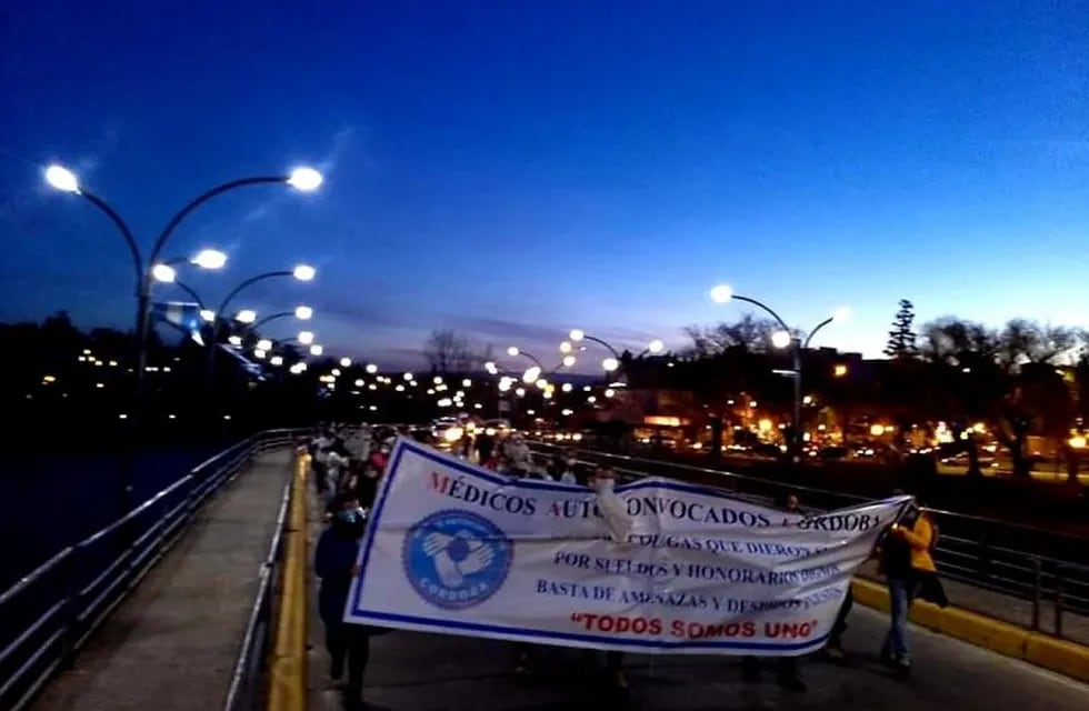 Marcha pacífica de médicos autoconvocados en Carlos Paz. (Foto: web).