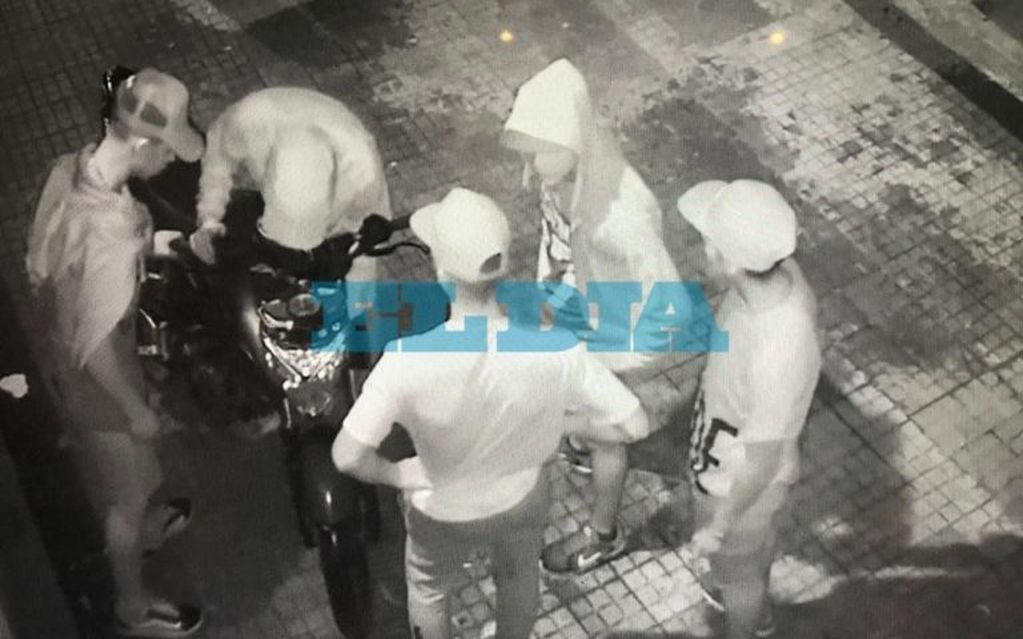 Video: así robaba un grupo de cinco chicos una moto en La Plata