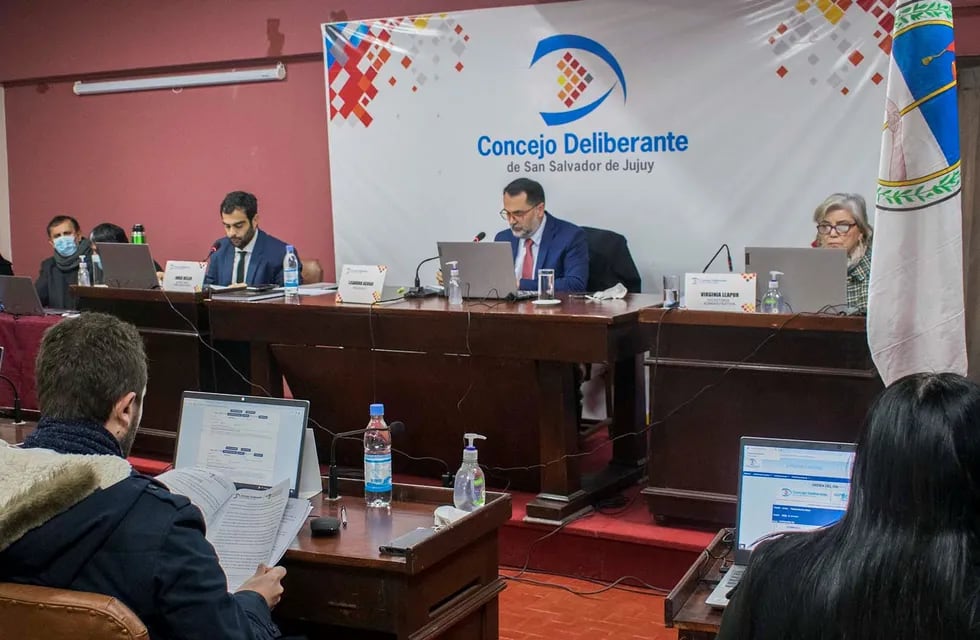 El presidente del Concejo Deliberante San Salvador de Jujuy, Lisandro Aguiar, condujo la sesión ordinaria de este martes en el edificio del barrio Los Huaicos.