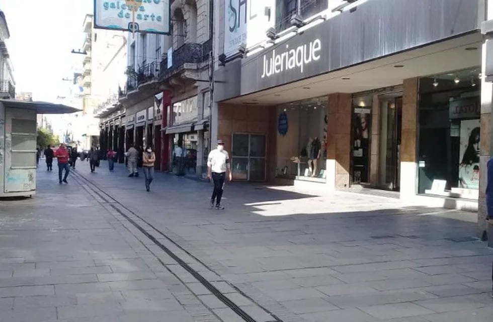 Comercios en la peatonal Córdoba. (@anoticiados)