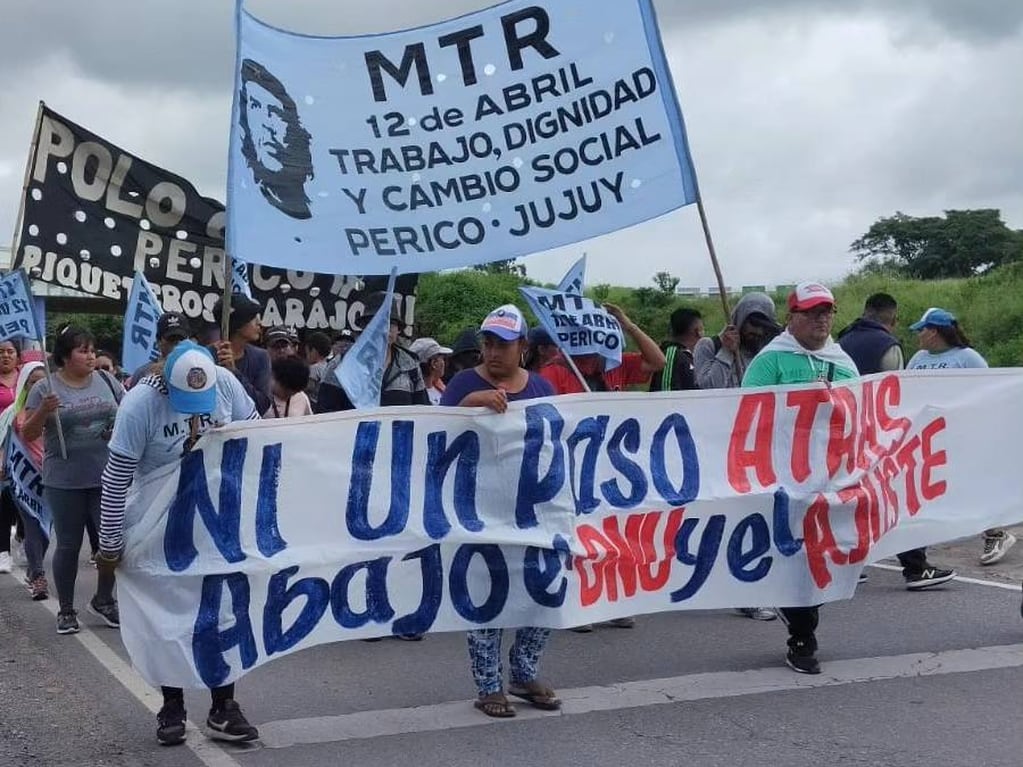 La protesta de este lunes en las rutas de Jujuy tuvo como blanco la gestión del Gobierno nacional, cuestionando el DNU y el ajuste del presidente Javier Milei.