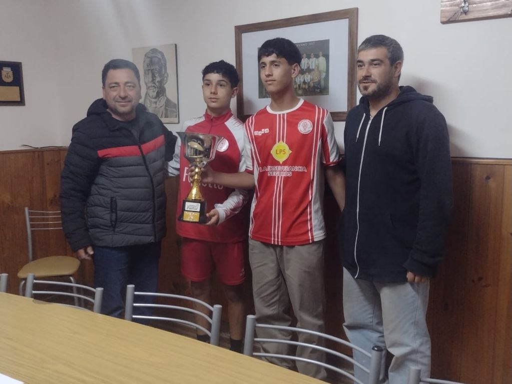 Entrega de copas a los campeones de las cinco categorías de las Divisiones Menores de Fútbol