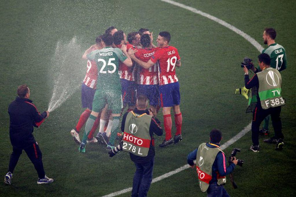 El plantel del Atlético de Madrid festeja el título. Foto: AP.