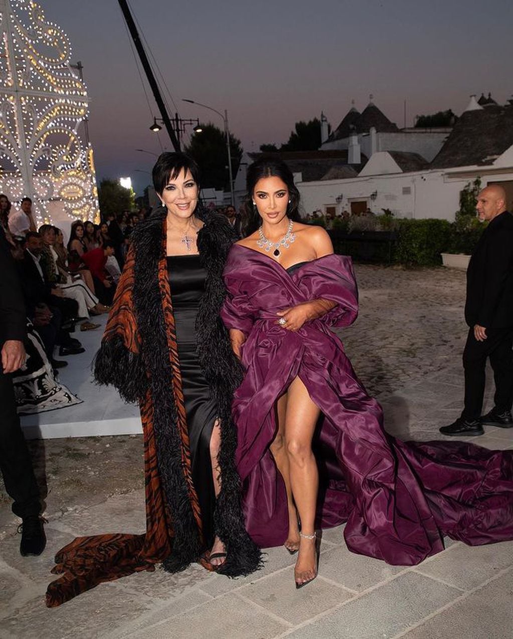 Kim Kardashian y un vestido glamoroso de Dolce & Gabbana junto a su madre, Kris Jenner
