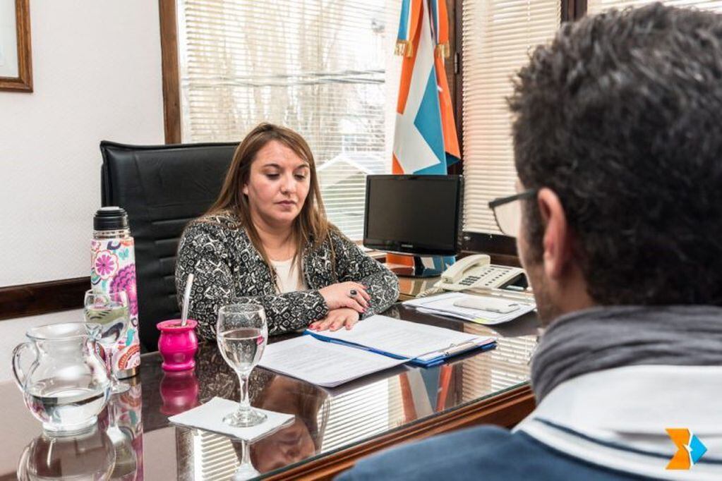 Legisladora Andrea Freites en diálogo con el Dr. Eduardo Serra.