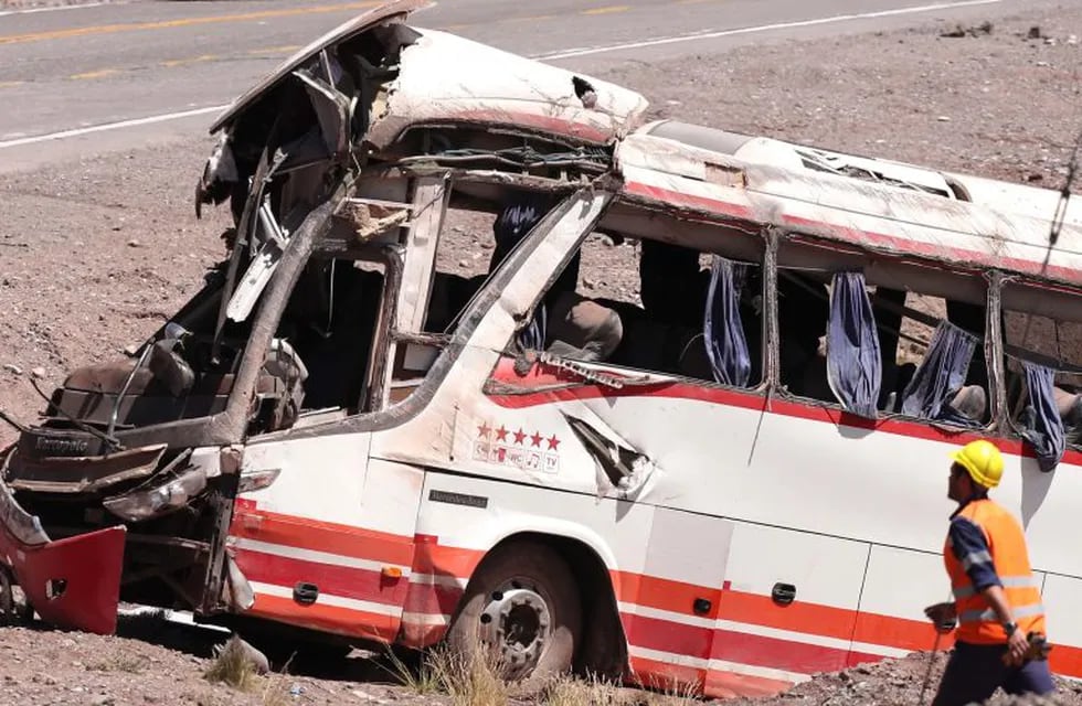 MENDOZA lAS cUEVAS aLTA MONTAÑA ACCIDENTE MICRO CHILENO QUE TRANSPORTABA JOVENES JUGADORES DEL CLUB COLO coLO  de lo boza accidente en la ruta 7 ruta de alta montaña que conecta Mendoza con Chile\r\nTRES MUERTOS Y VARIOS HERIDOS \r\nA rescuer works at the scene after a bus carrying teenagers from a Chilean football school crashed into another bus on its way to Paraguay near Las Cuevas locality in the Argentine province of Mendoza, on February 2, 2018. \r\nAt least three youngsters from the Chilean Colo-Colo Lo Boza football school, who where heading to Paraguay to take part in a competition, died in the accident, police reported. / AFP PHOTO / Marcelo RUIZ mendoza  accidente de un micro chileno que desbarranco tragedia vial omnibus volco vuelco y cayo a un barranco chicos muertos del club de futbol infantil chileno colo colo