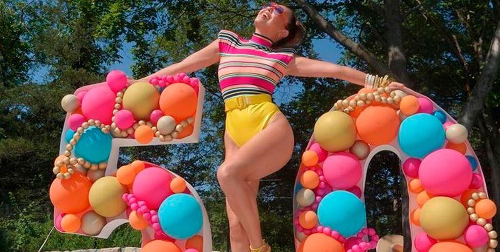 Con un ínfimo body colorido, Thalía celebró sus 50 años y aclaró que vive su vida “sin-cuenta”