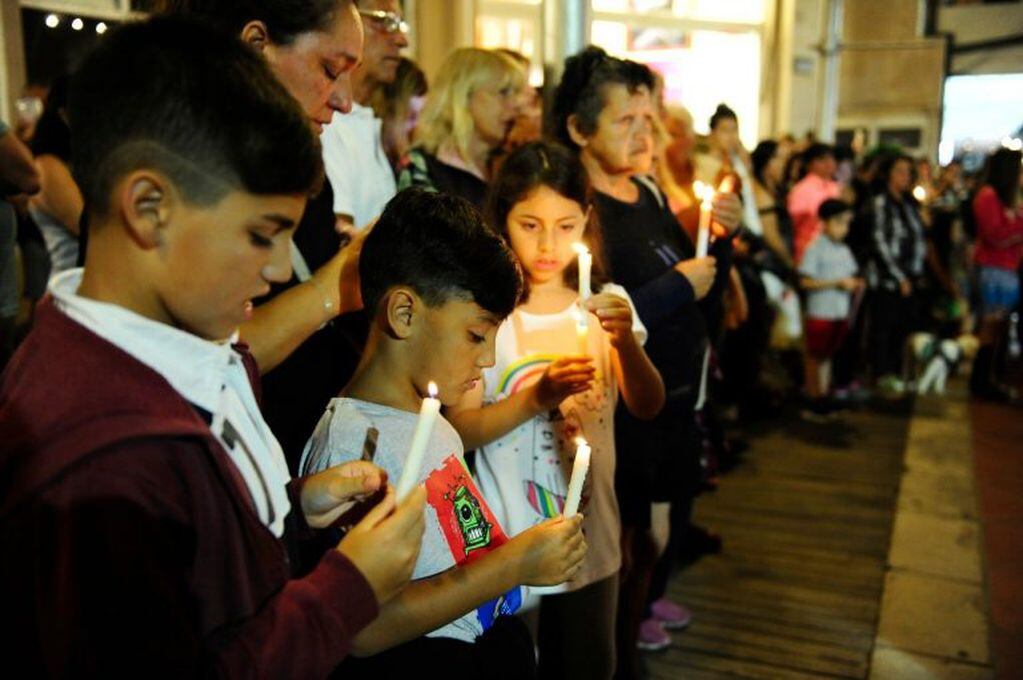 Marcha de velas en Villa Gesell. (Foto: Clarín)