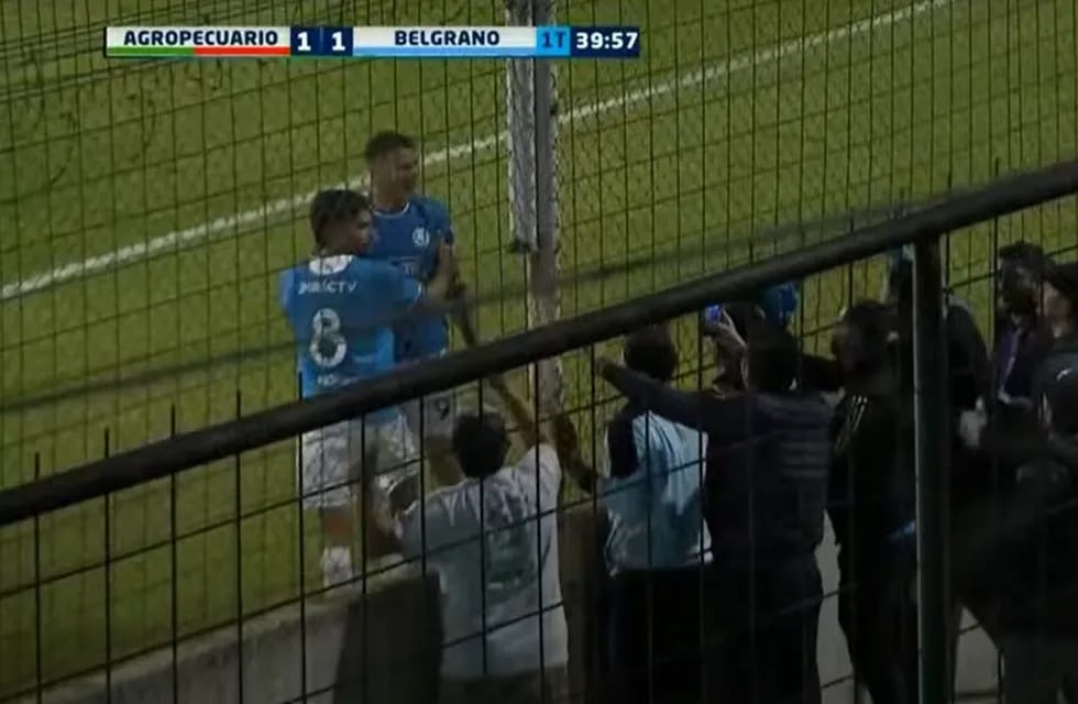 Vegetti reacciona ante los allegados de Belgrano en la cancha de Agropecuario. (Captura de TV)