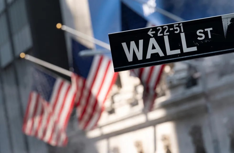 Caída global y tambaleo en Wall Street. (AP)