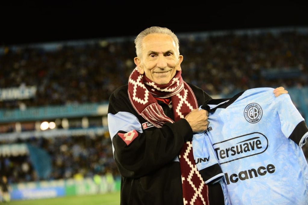Don Mario, el hincha de Belgrano que se volvió viral en San Luis y que fue homenajeado por el club de Alberdi. (Facundo Luque)