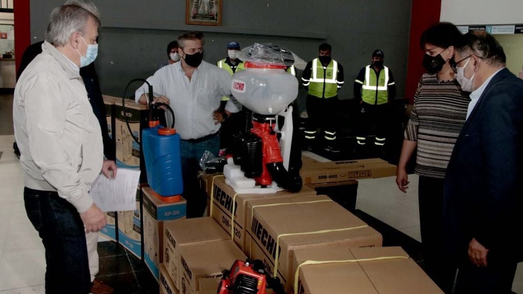 El Ministerio de Ambiente de la Provincia entregó a la Municipalidad de San Salvador de Jujuy equipamiento para la lucha contra el dengue. Los elementos fueron distribuidos entre los equipos de la Secretaría de Servicios Públicos y la Delegación Municipal de Alto Comedero.