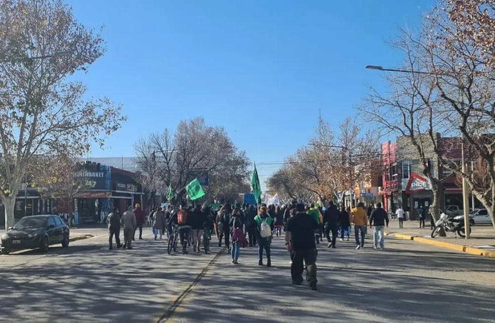 Empleados del sector estatal de la salud recorrieron en protestas las calles del centro de General Alvear. Gentileza Diario Mendoza