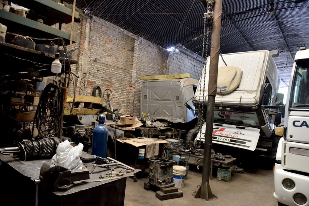 Robo de neumáticos en la empresa Tamburello, de barrio Los Boulevares, valuados en $ 3,6 millones. (José Gabriel Hernández / La Voz)